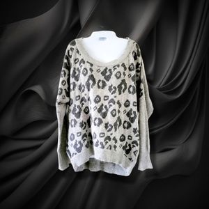 Just Female | Oversized Gray Leopard Print Long Sleeve Sweater (SIZE S/M)